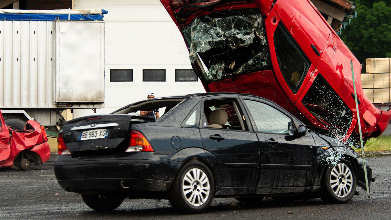 Voitures accidentées en attente de réparation de carrosserie